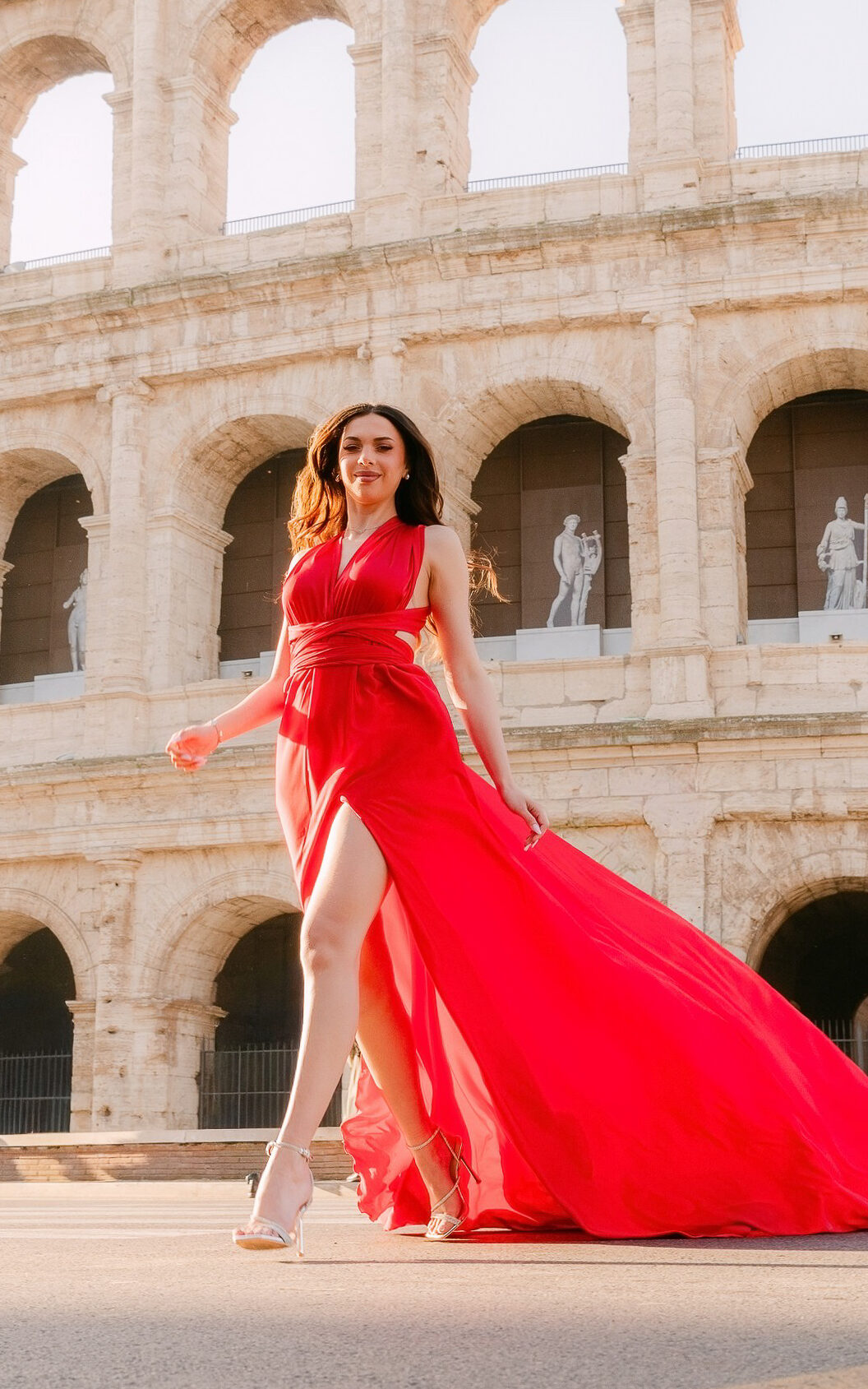 Servizio fotografico flying dress al Pantheon di notte, Roma — abito rosso che vola